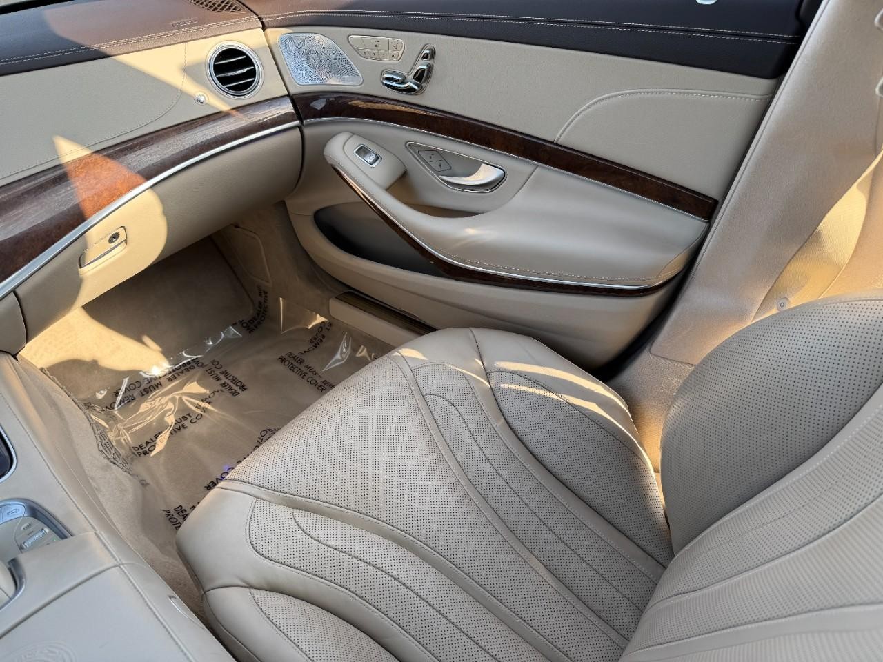 Mercedes-Benz S-Class Vehicle Full-screen Gallery Image 17