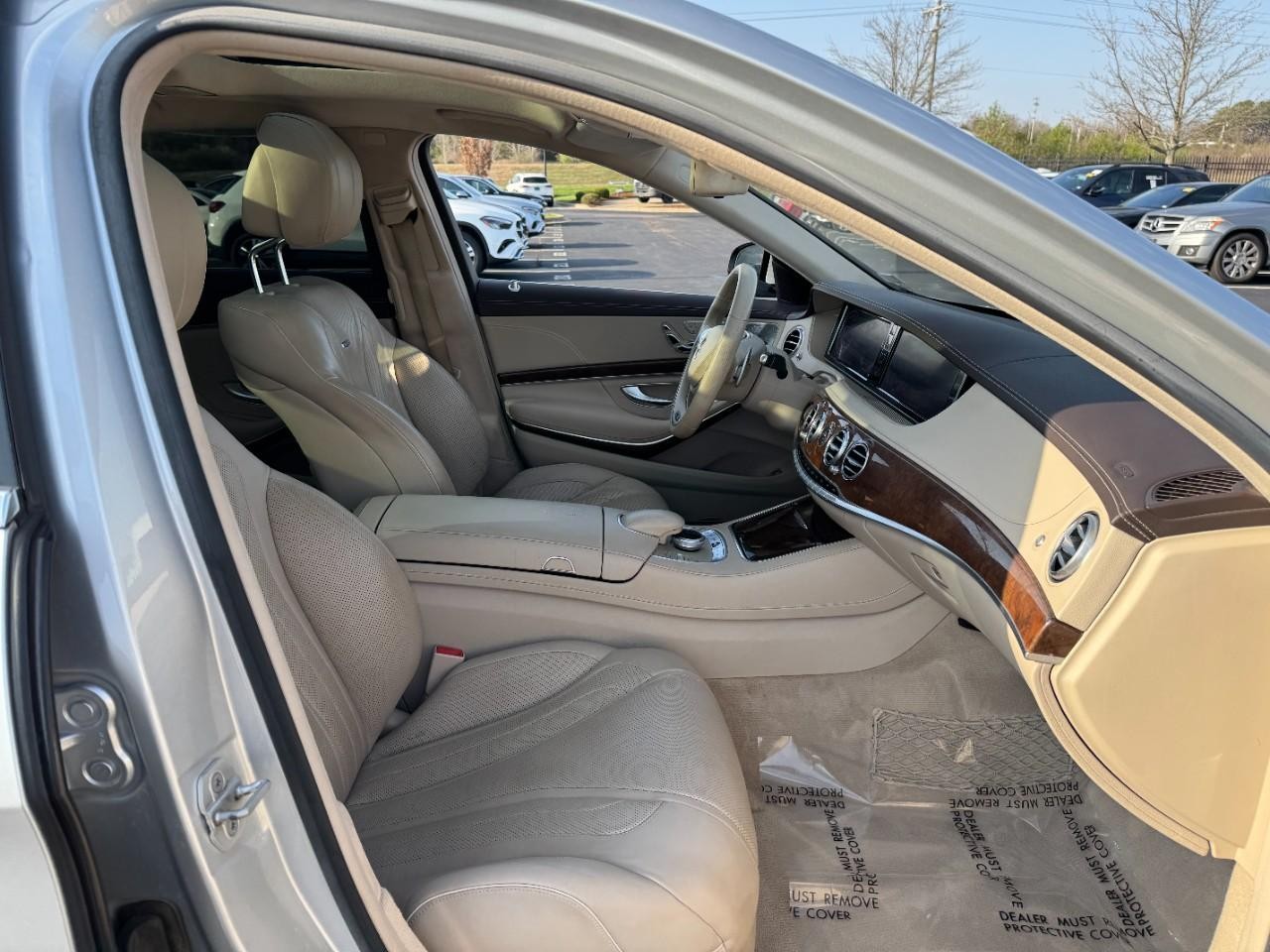 Mercedes-Benz S-Class Vehicle Full-screen Gallery Image 18