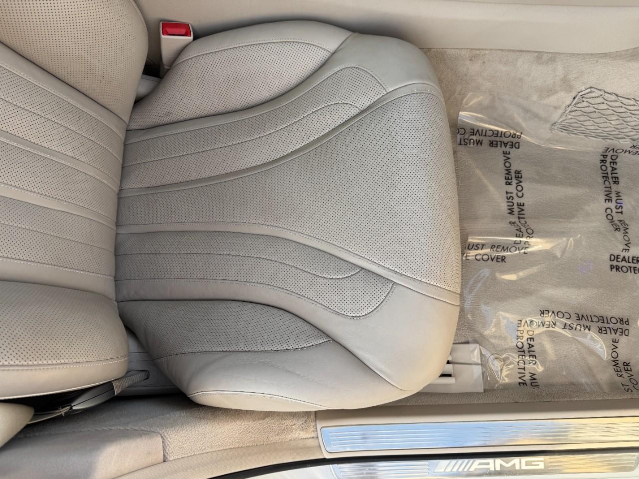 Mercedes-Benz S-Class Vehicle Full-screen Gallery Image 19