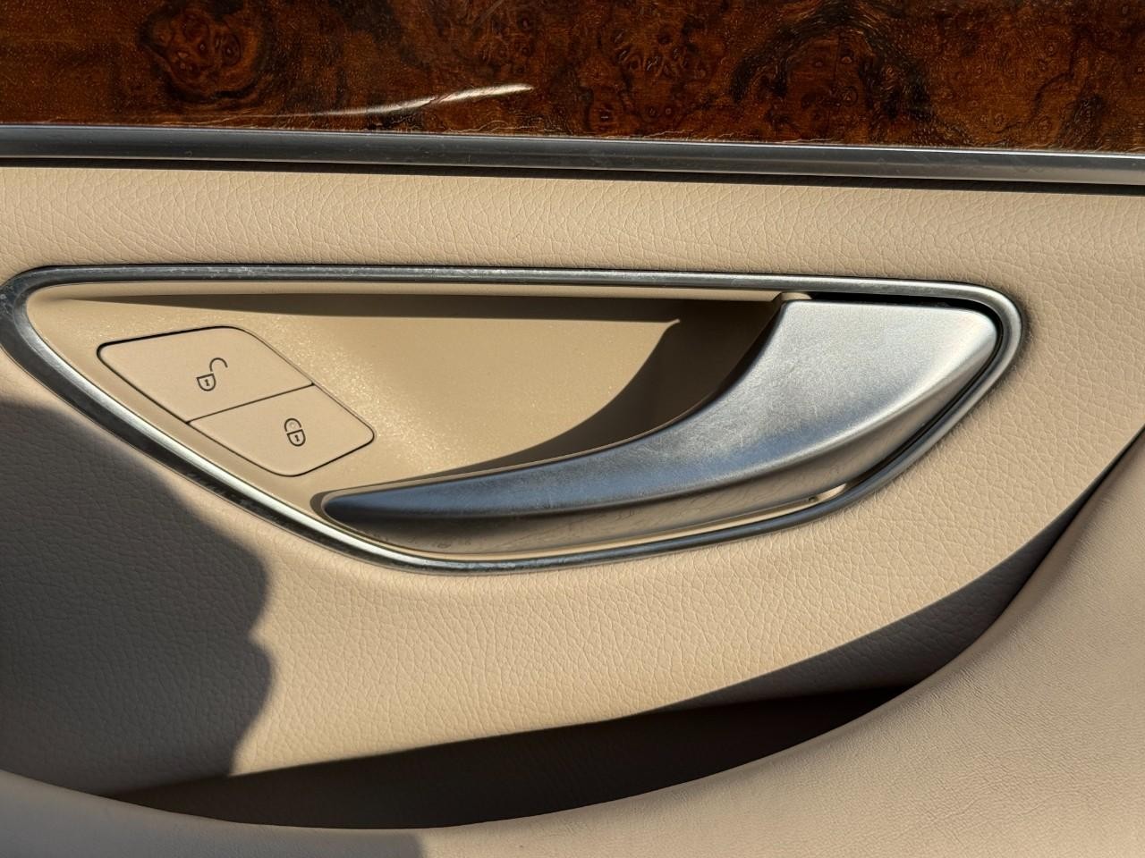 Mercedes-Benz S-Class Vehicle Full-screen Gallery Image 21