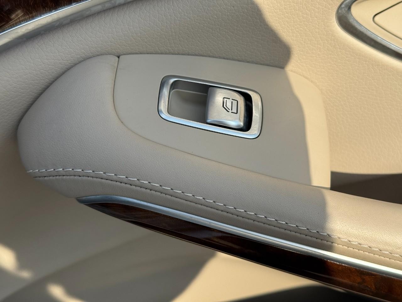 Mercedes-Benz S-Class Vehicle Full-screen Gallery Image 22