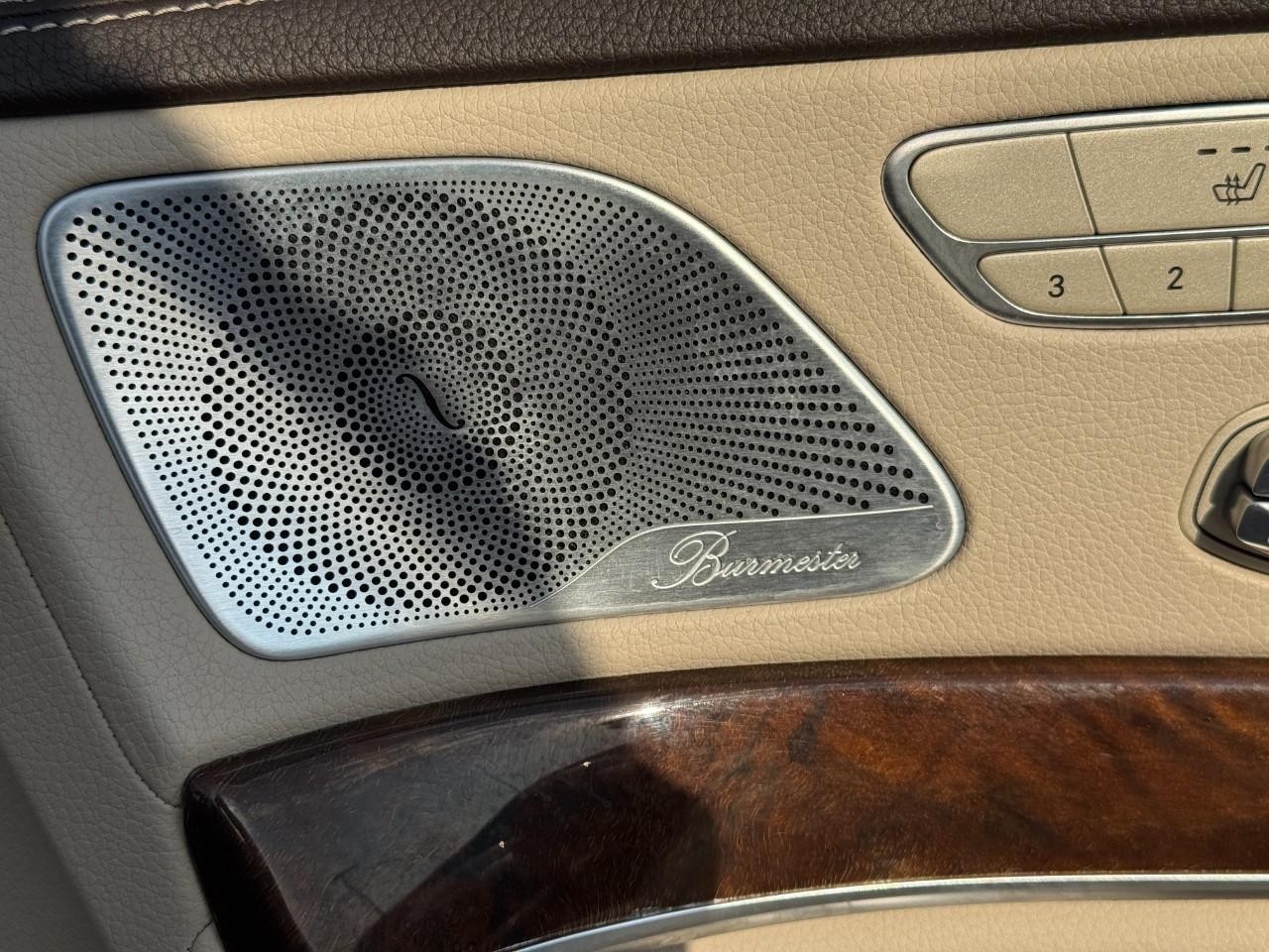 Mercedes-Benz S-Class Vehicle Full-screen Gallery Image 23