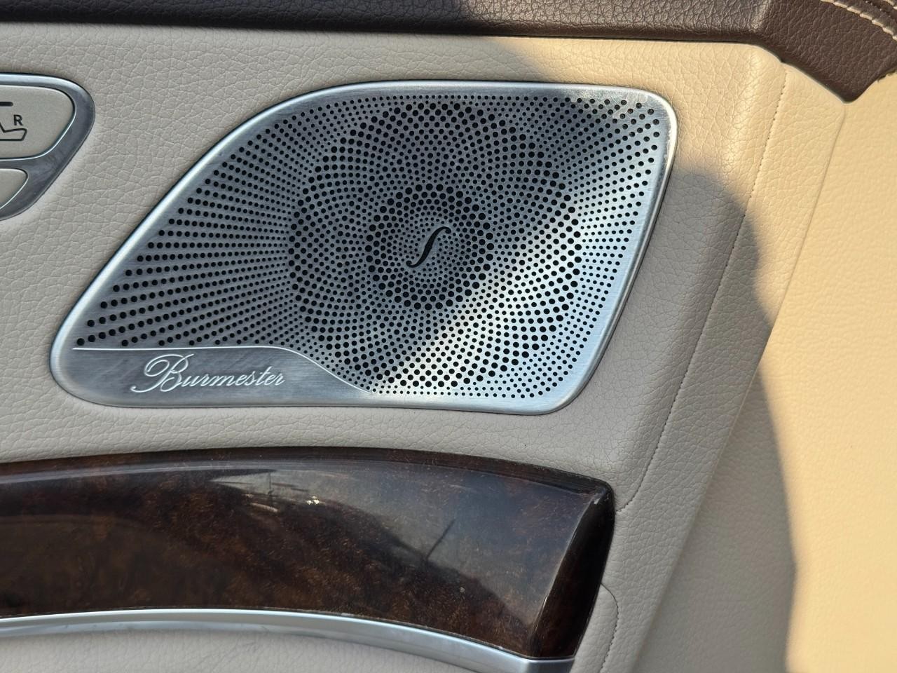 Mercedes-Benz S-Class Vehicle Full-screen Gallery Image 24