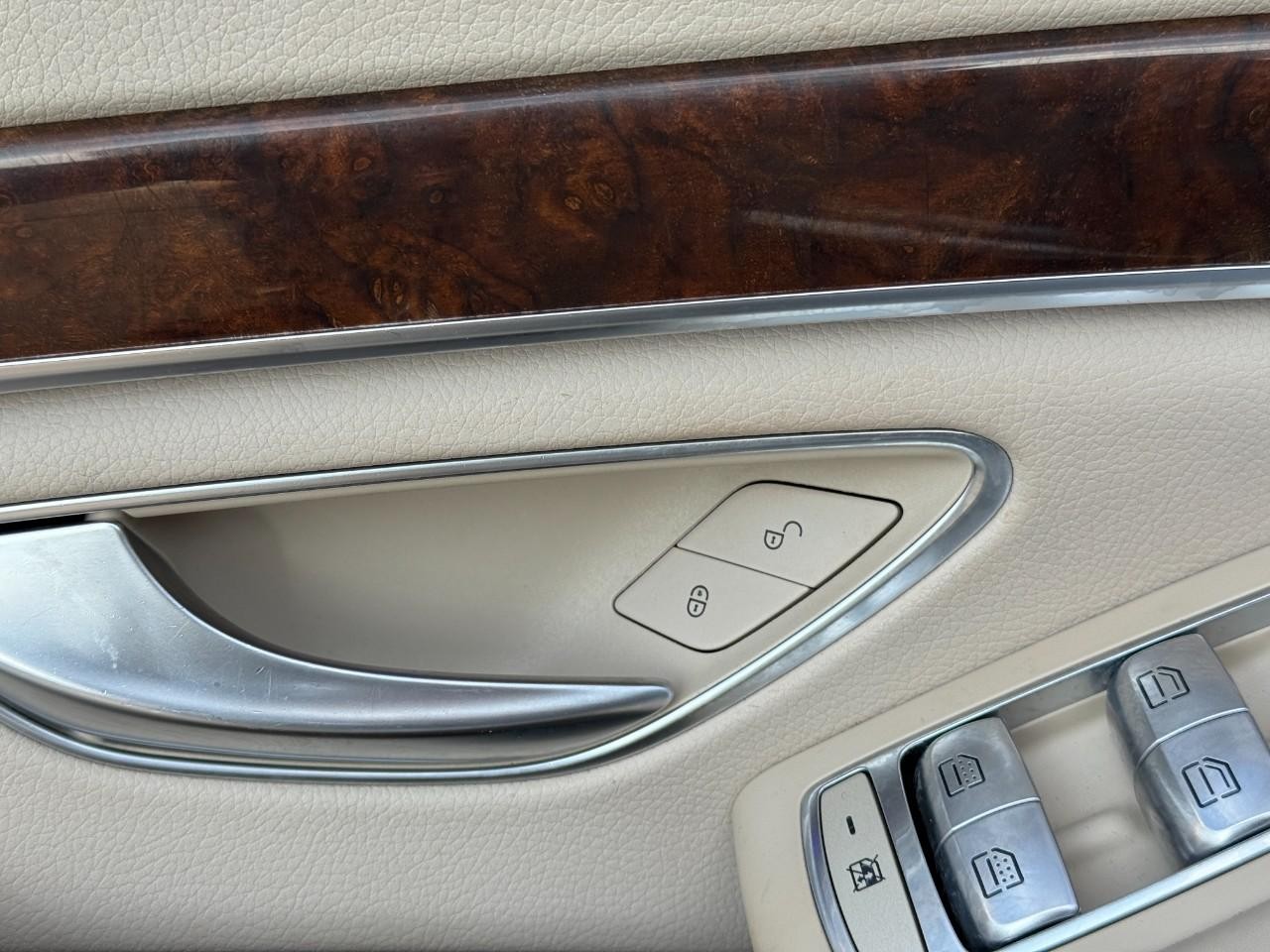 Mercedes-Benz S-Class Vehicle Full-screen Gallery Image 26