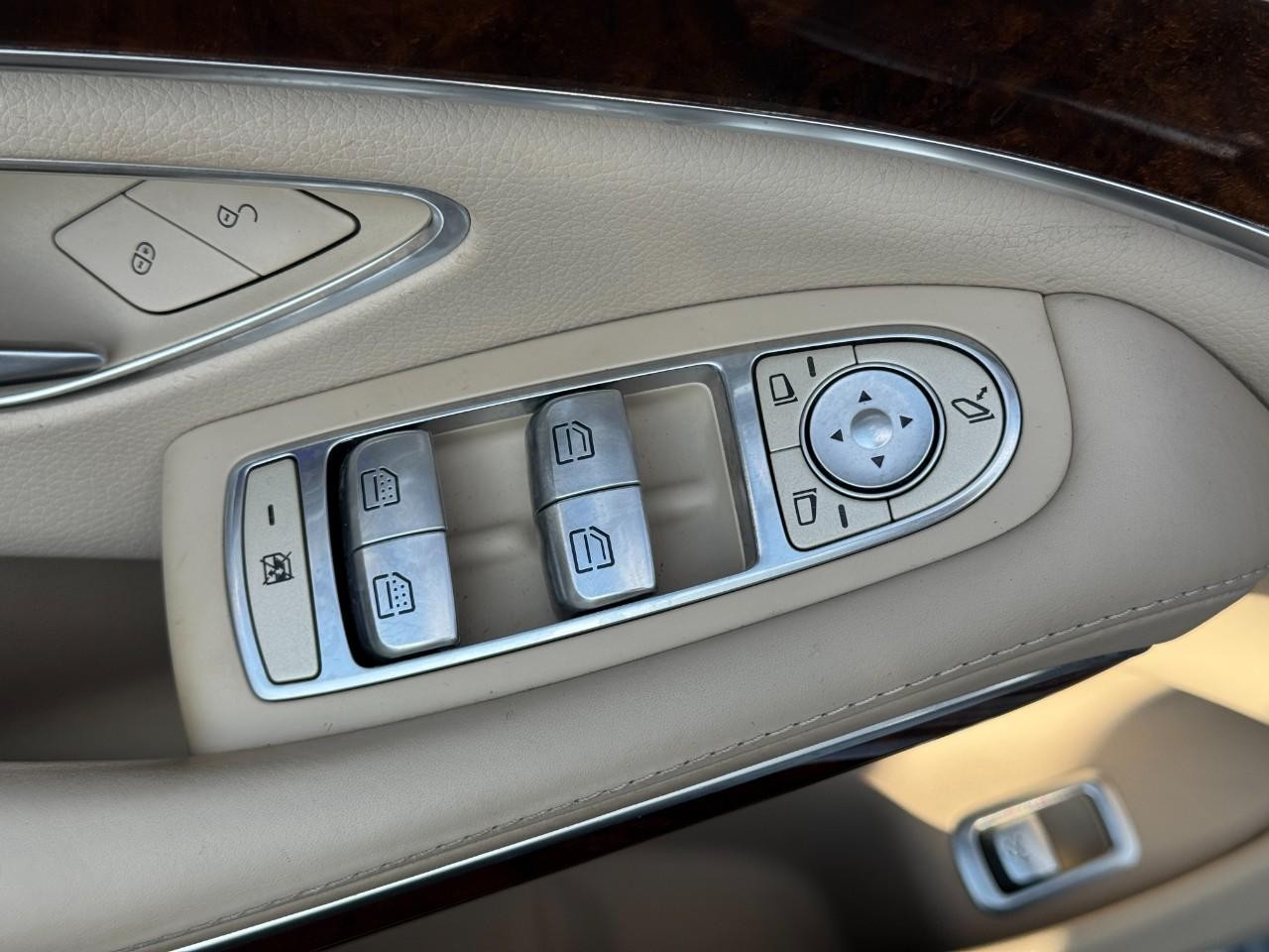 Mercedes-Benz S-Class Vehicle Full-screen Gallery Image 27