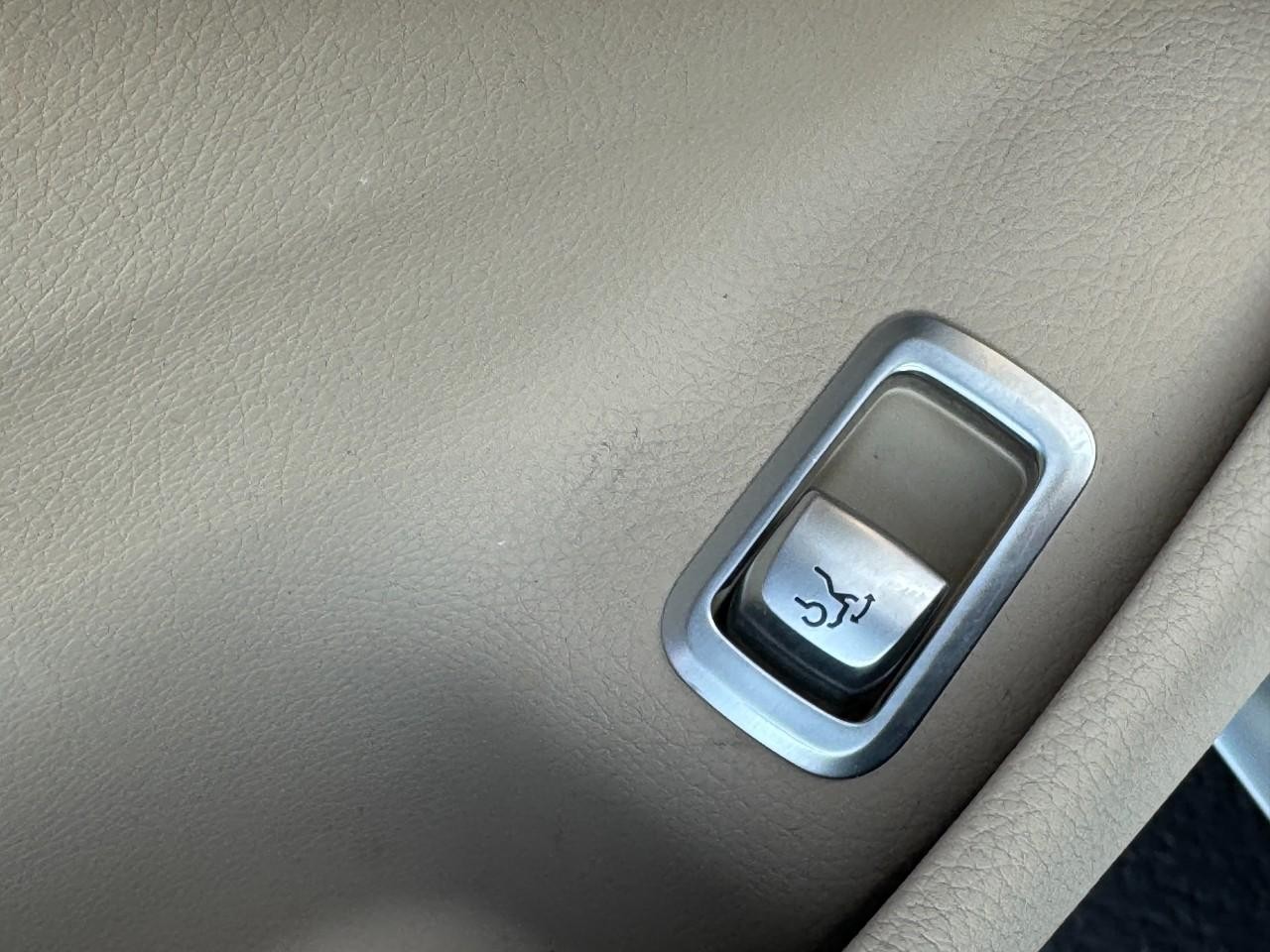 Mercedes-Benz S-Class Vehicle Full-screen Gallery Image 28