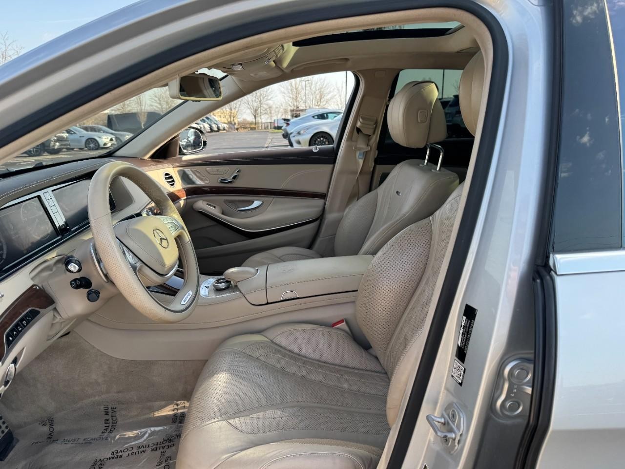 Mercedes-Benz S-Class Vehicle Full-screen Gallery Image 29