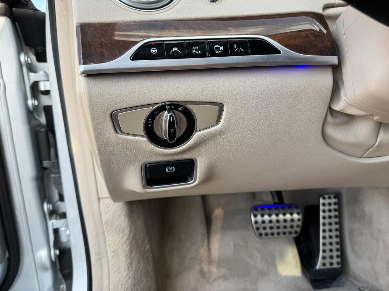 Mercedes-Benz S-Class Vehicle Full-screen Gallery Image 31