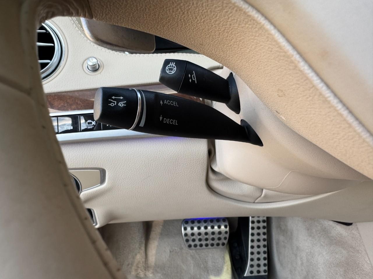 Mercedes-Benz S-Class Vehicle Full-screen Gallery Image 32