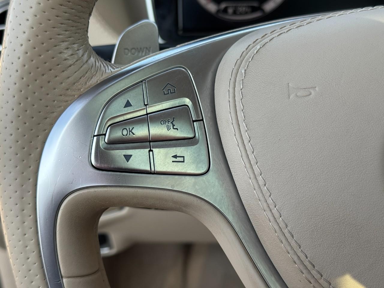 Mercedes-Benz S-Class Vehicle Full-screen Gallery Image 33