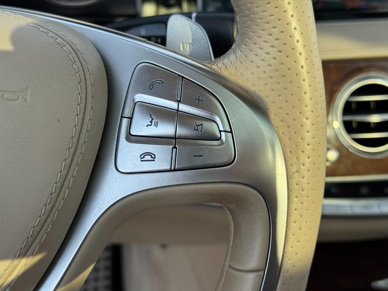 Mercedes-Benz S-Class Vehicle Full-screen Gallery Image 34