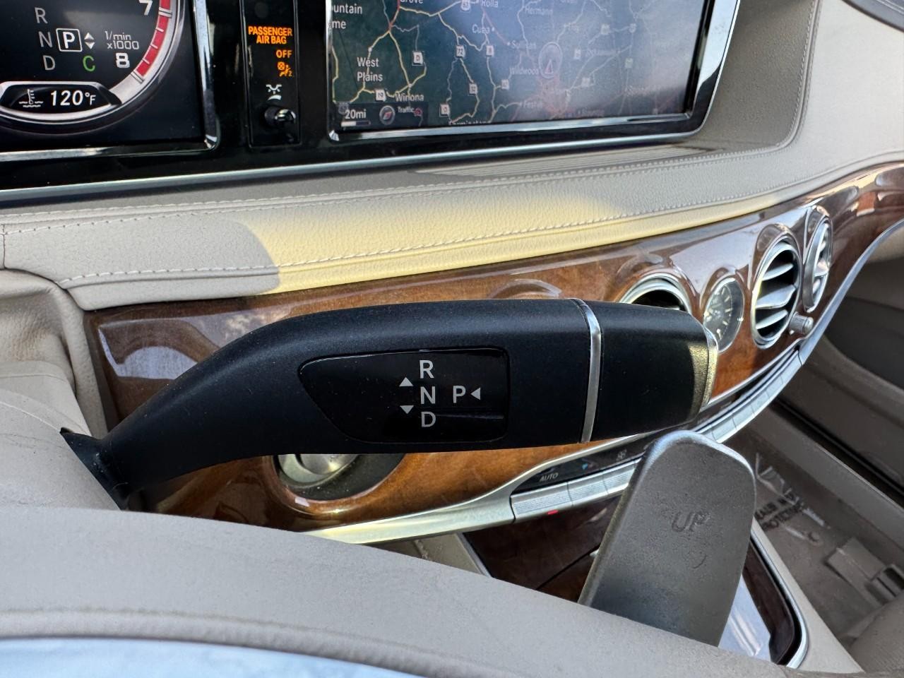 Mercedes-Benz S-Class Vehicle Full-screen Gallery Image 36