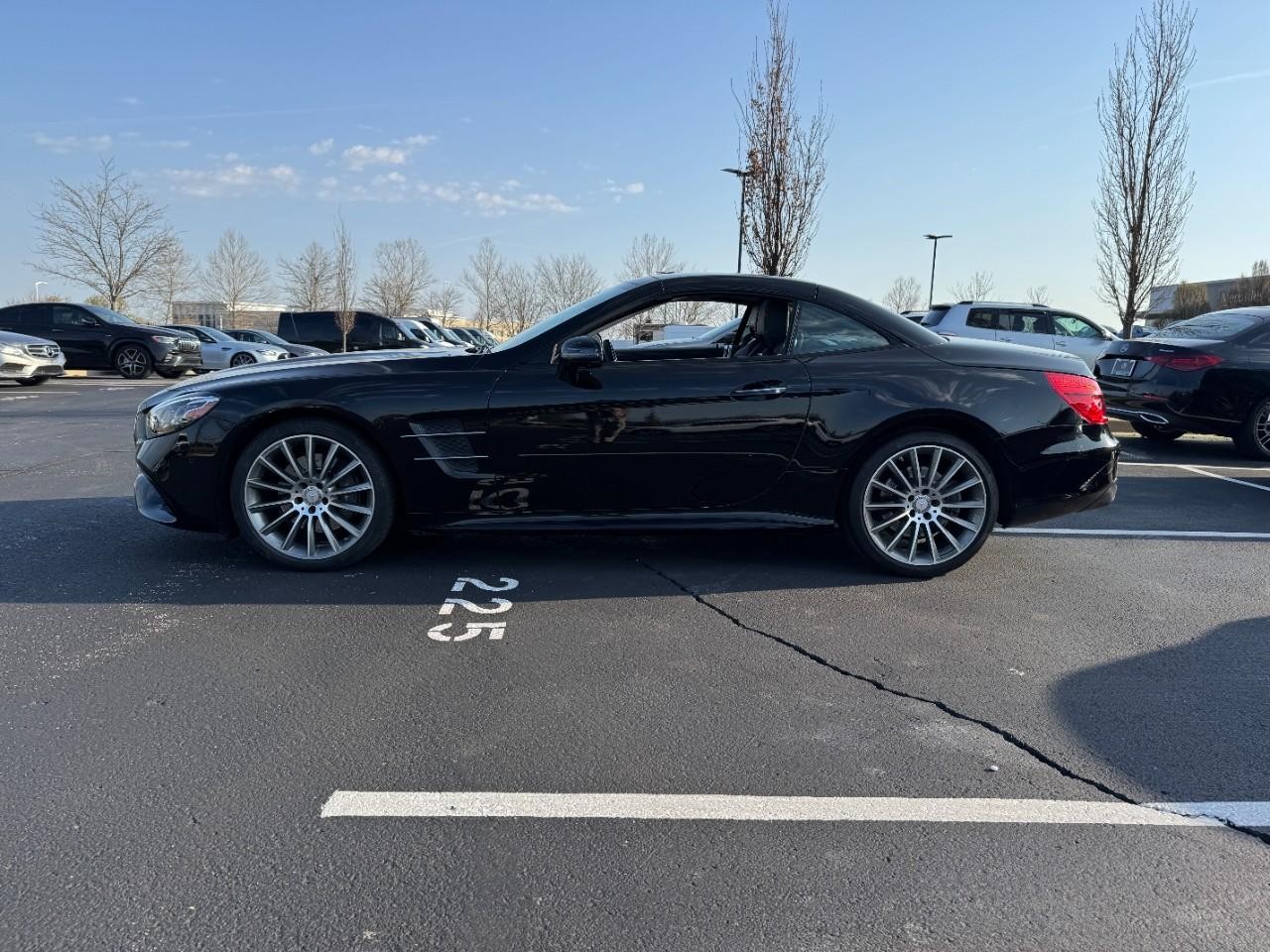 Mercedes-Benz SL Vehicle Full-screen Gallery Image 2