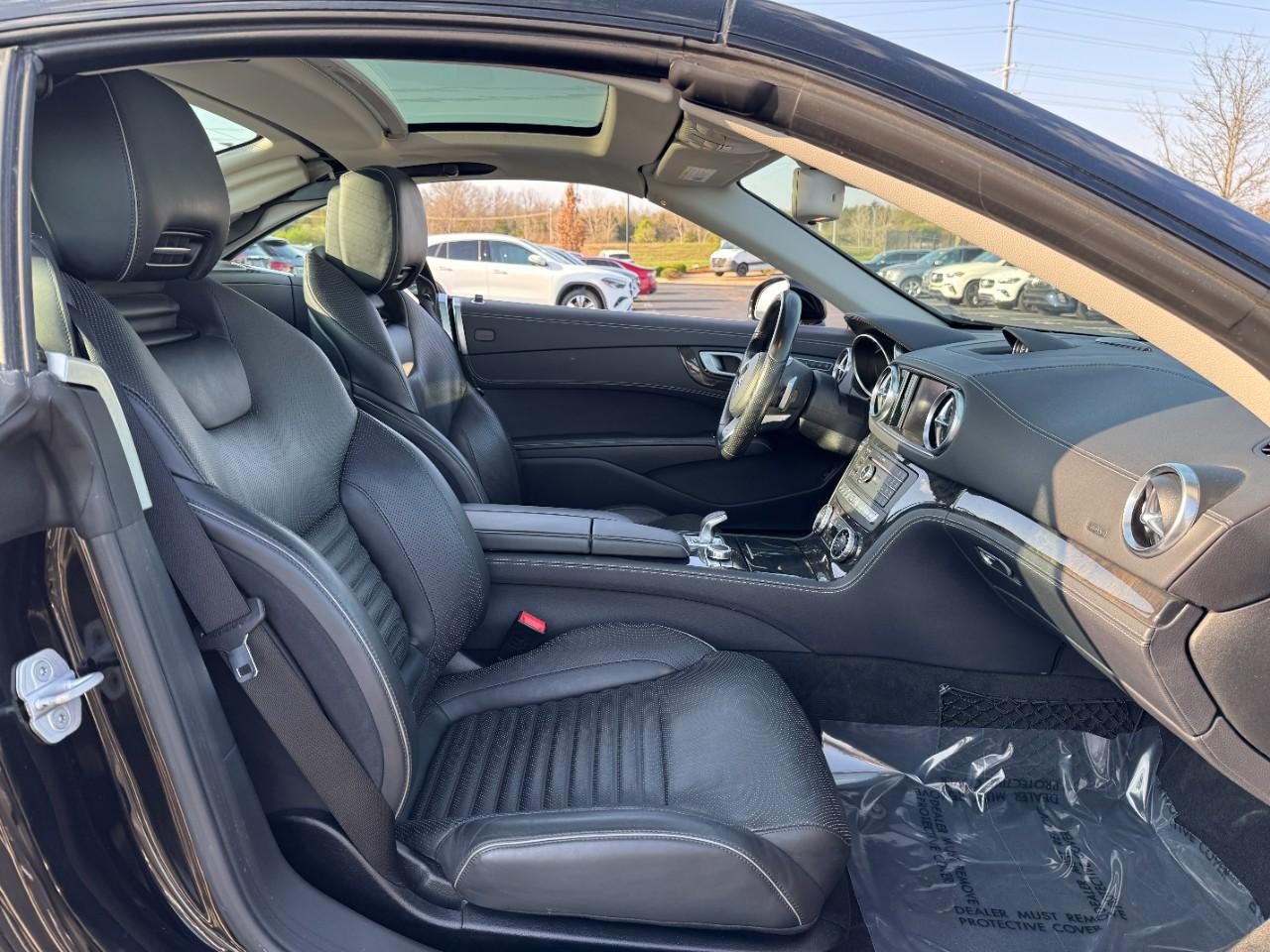 Mercedes-Benz SL Vehicle Full-screen Gallery Image 9