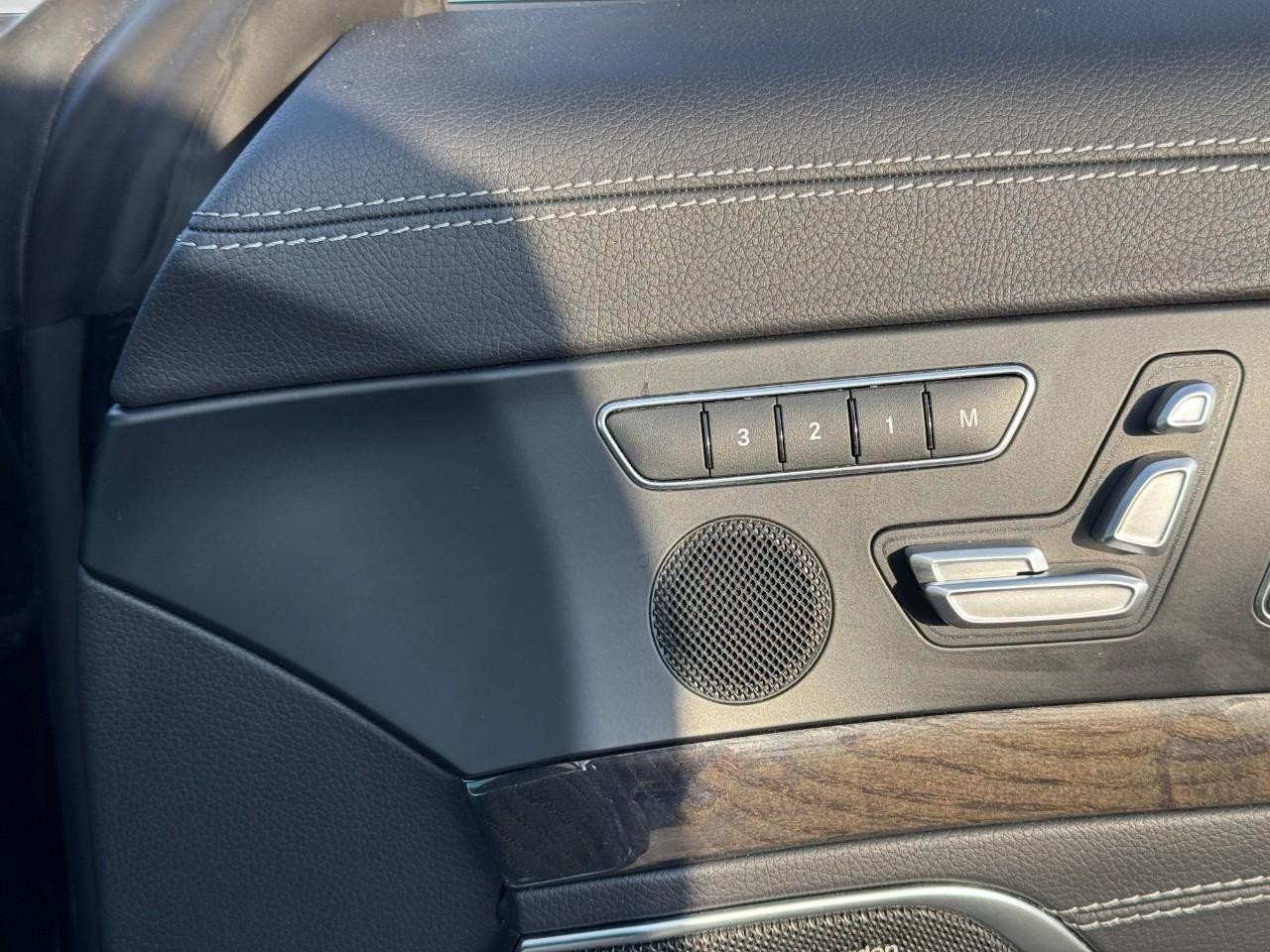 Mercedes-Benz SL Vehicle Full-screen Gallery Image 11