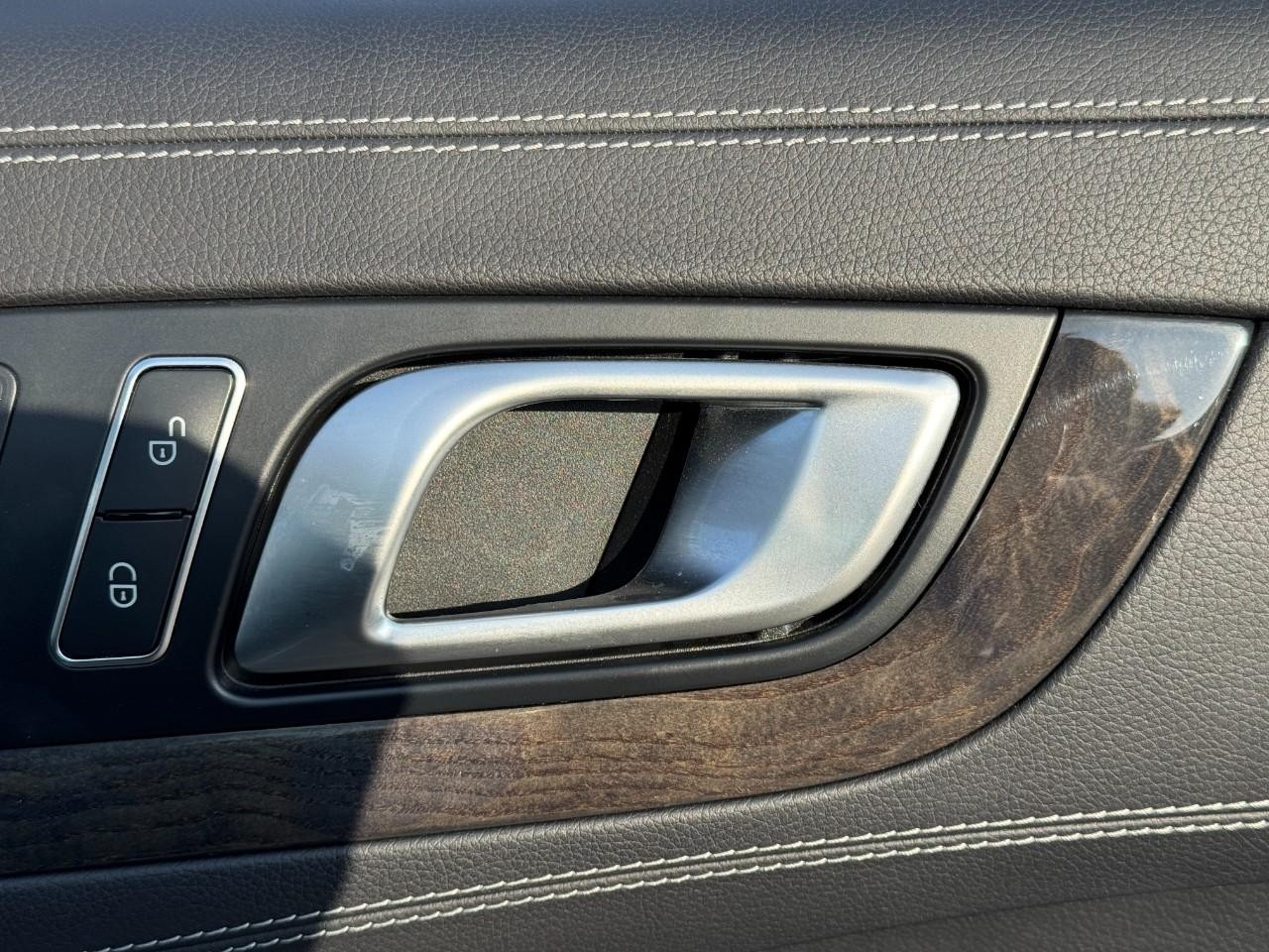 Mercedes-Benz SL Vehicle Full-screen Gallery Image 12