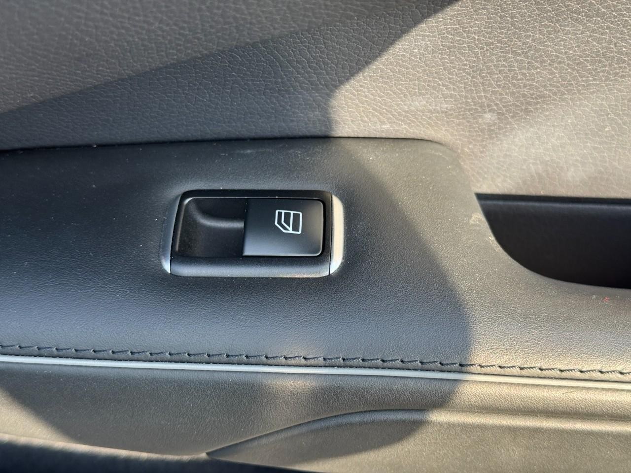 Mercedes-Benz SL Vehicle Full-screen Gallery Image 13