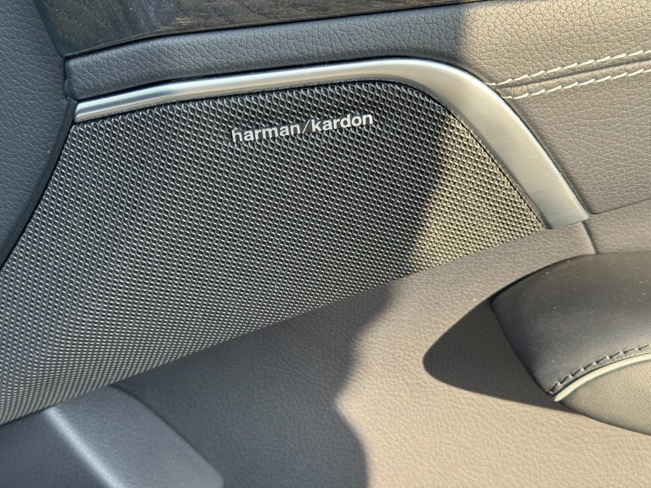 Mercedes-Benz SL Vehicle Full-screen Gallery Image 14