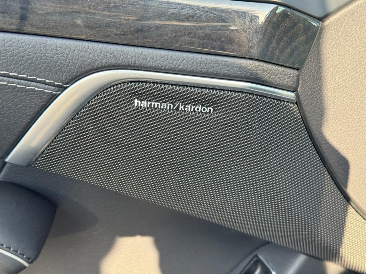 Mercedes-Benz SL Vehicle Full-screen Gallery Image 17