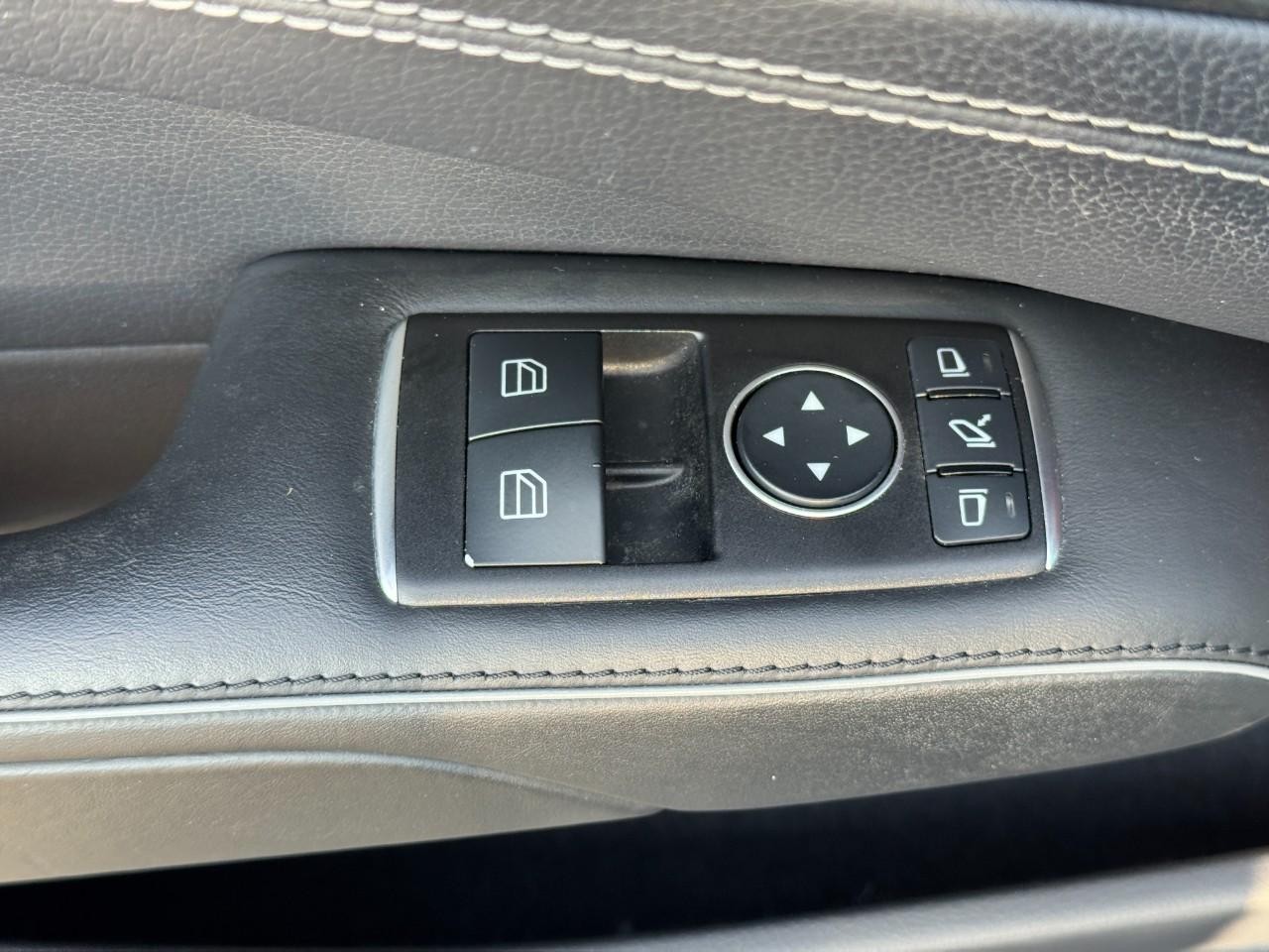 Mercedes-Benz SL Vehicle Full-screen Gallery Image 18