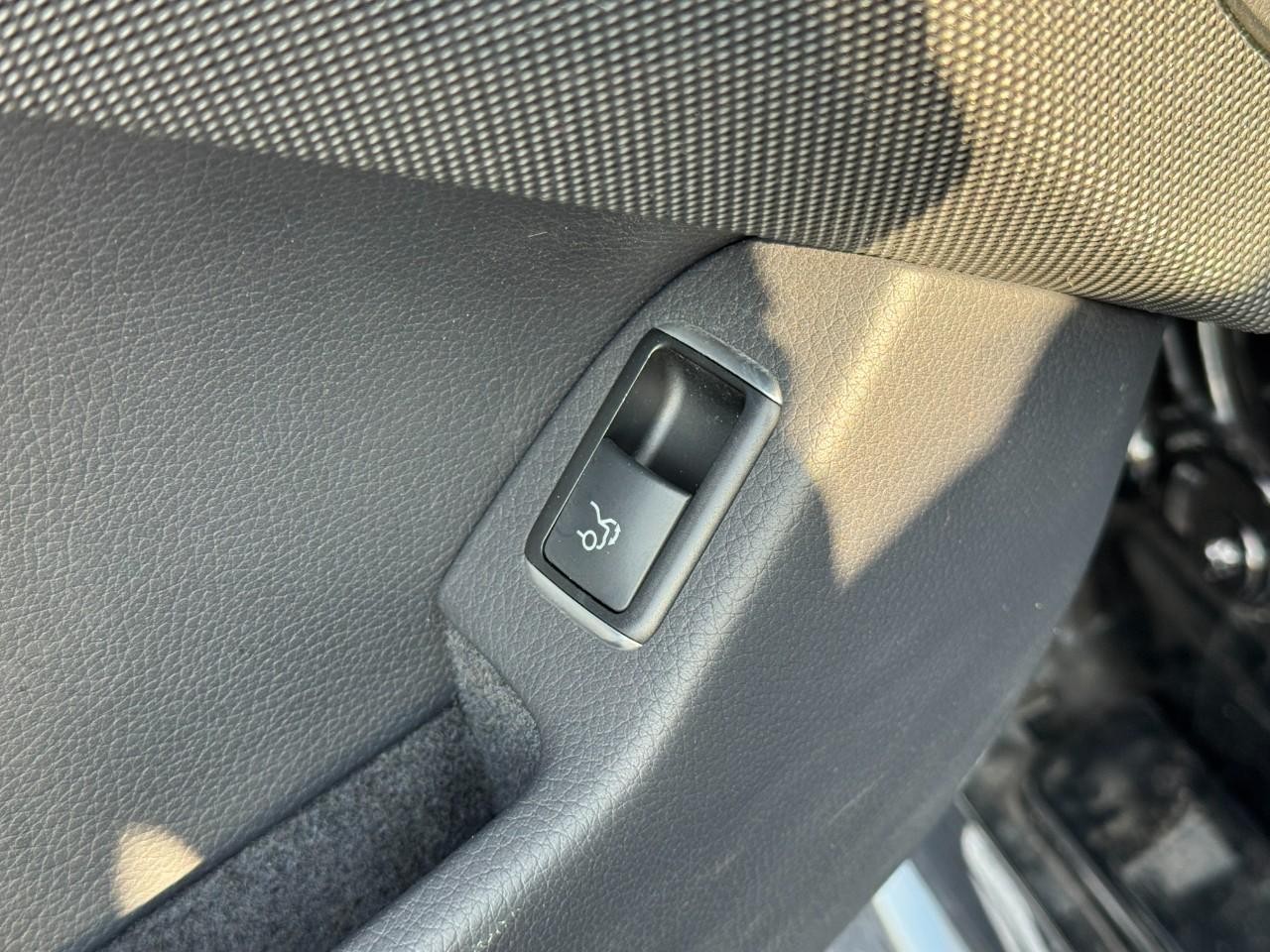 Mercedes-Benz SL Vehicle Full-screen Gallery Image 19