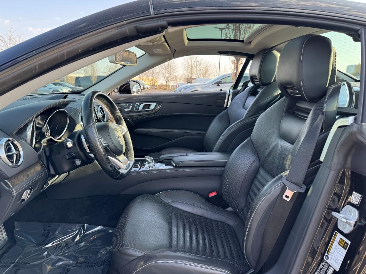 Mercedes-Benz SL Vehicle Full-screen Gallery Image 20