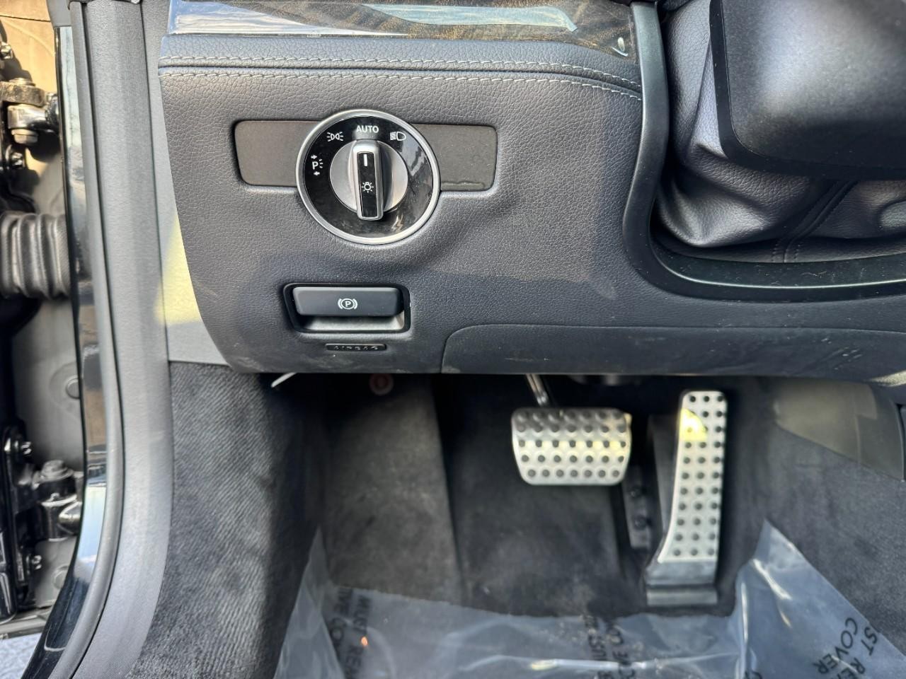 Mercedes-Benz SL Vehicle Full-screen Gallery Image 22