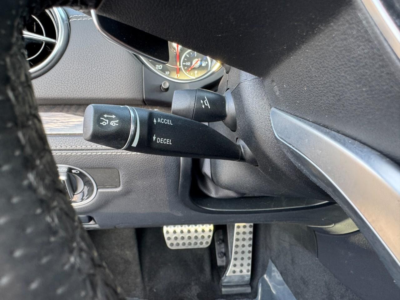 Mercedes-Benz SL Vehicle Full-screen Gallery Image 23