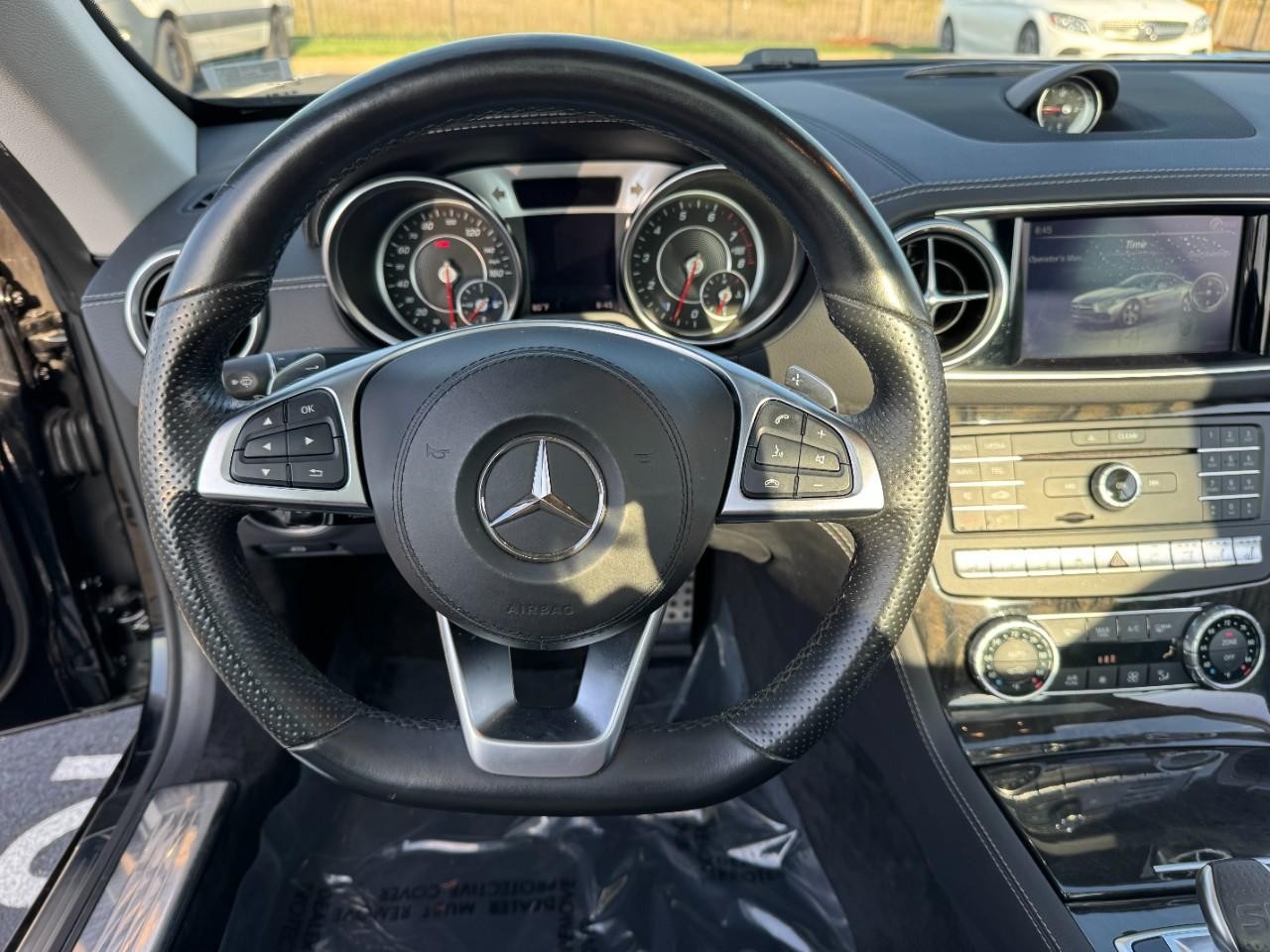 Mercedes-Benz SL Vehicle Full-screen Gallery Image 24