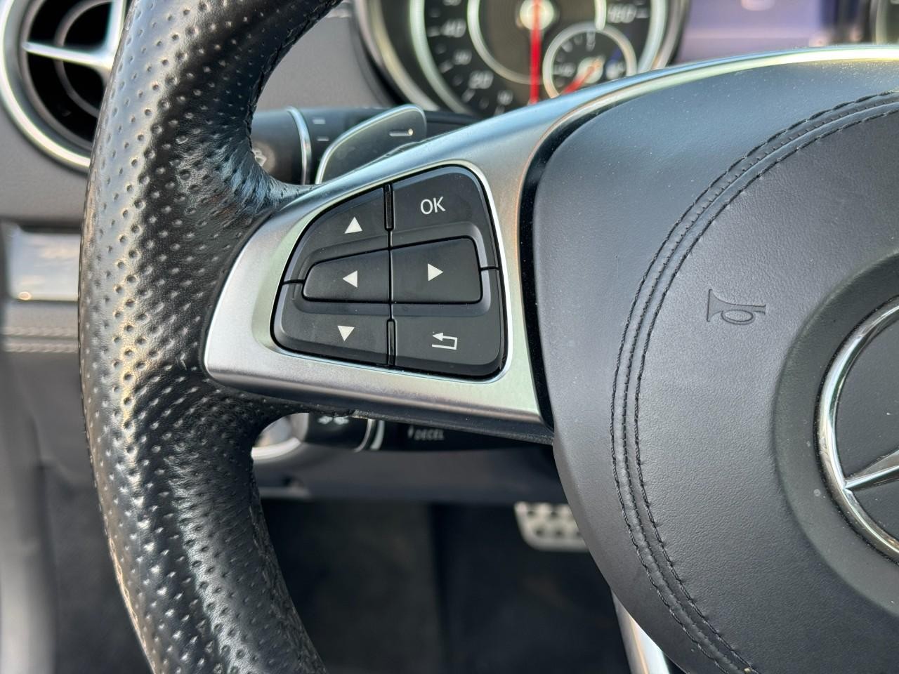 Mercedes-Benz SL Vehicle Full-screen Gallery Image 25