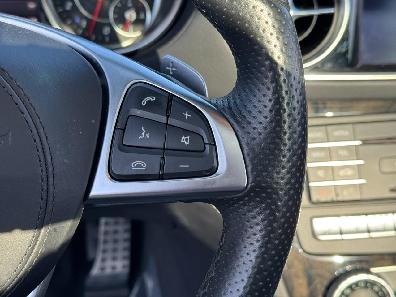 Mercedes-Benz SL Vehicle Full-screen Gallery Image 26