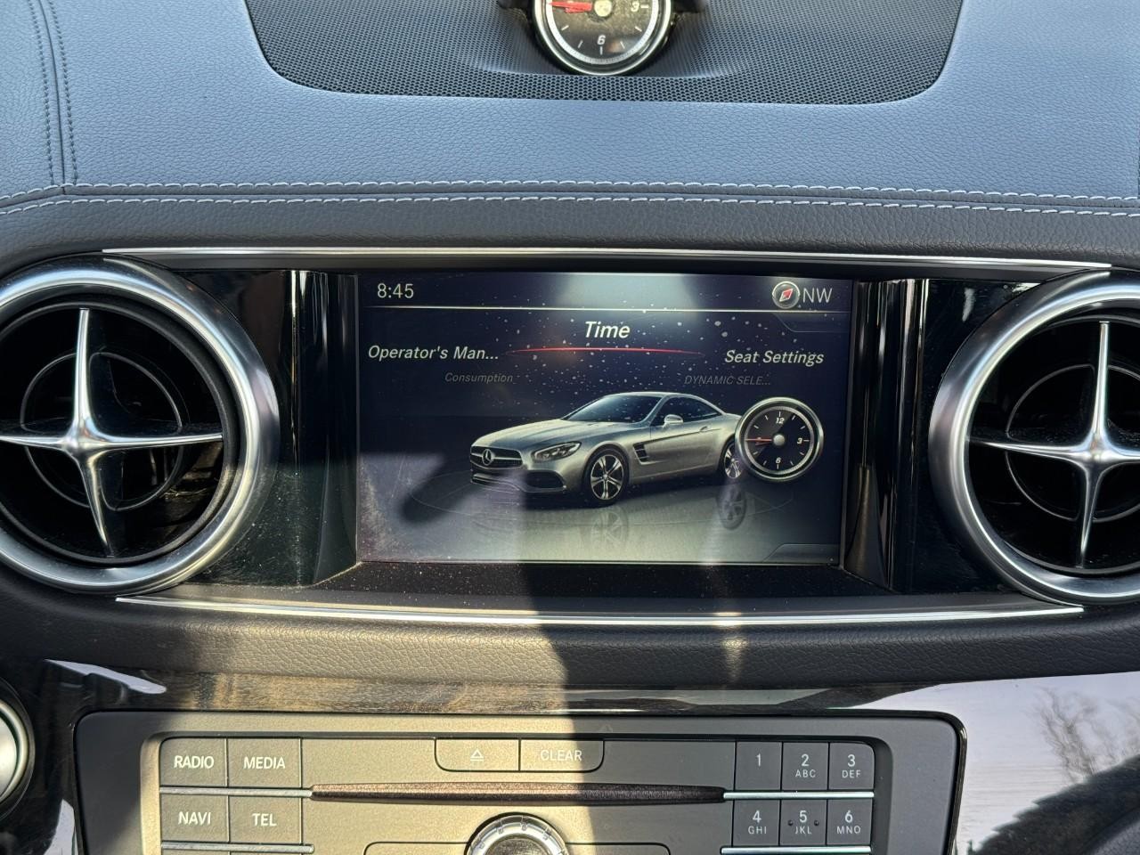 Mercedes-Benz SL Vehicle Full-screen Gallery Image 27