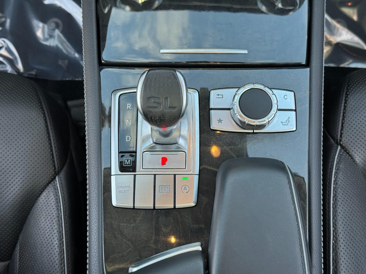 Mercedes-Benz SL Vehicle Full-screen Gallery Image 29