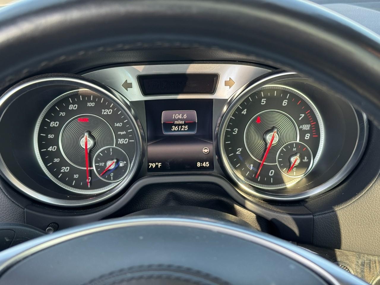 Mercedes-Benz SL Vehicle Full-screen Gallery Image 30