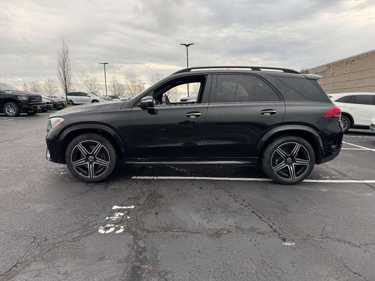 Mercedes-Benz GLE Vehicle Full-screen Gallery Image 2