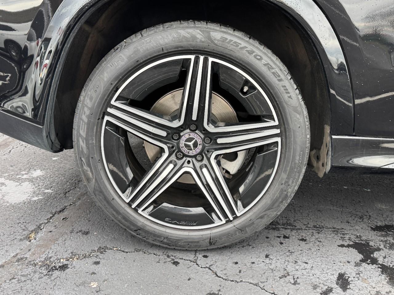 Mercedes-Benz GLE Vehicle Full-screen Gallery Image 5