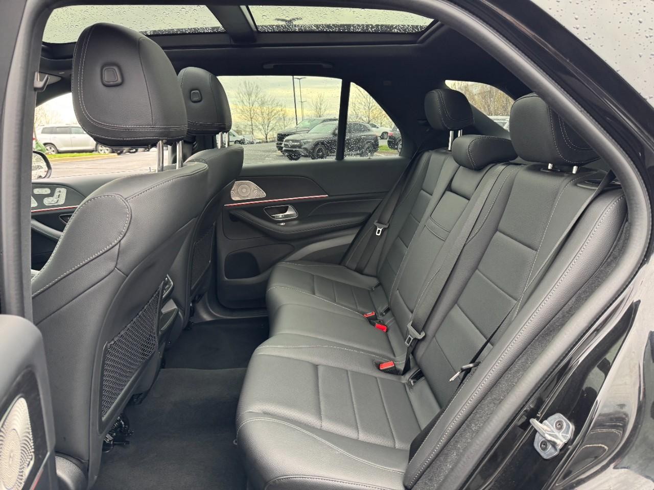 Mercedes-Benz GLE Vehicle Full-screen Gallery Image 8