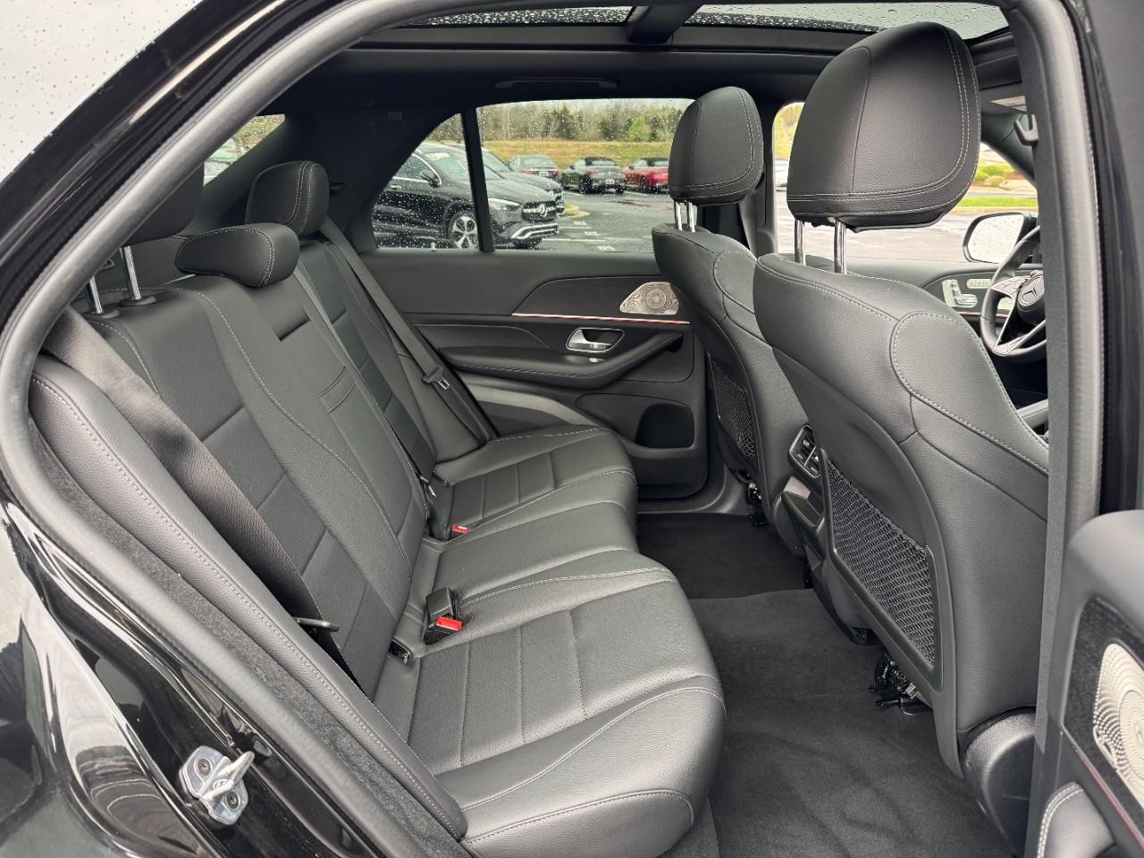 Mercedes-Benz GLE Vehicle Full-screen Gallery Image 10