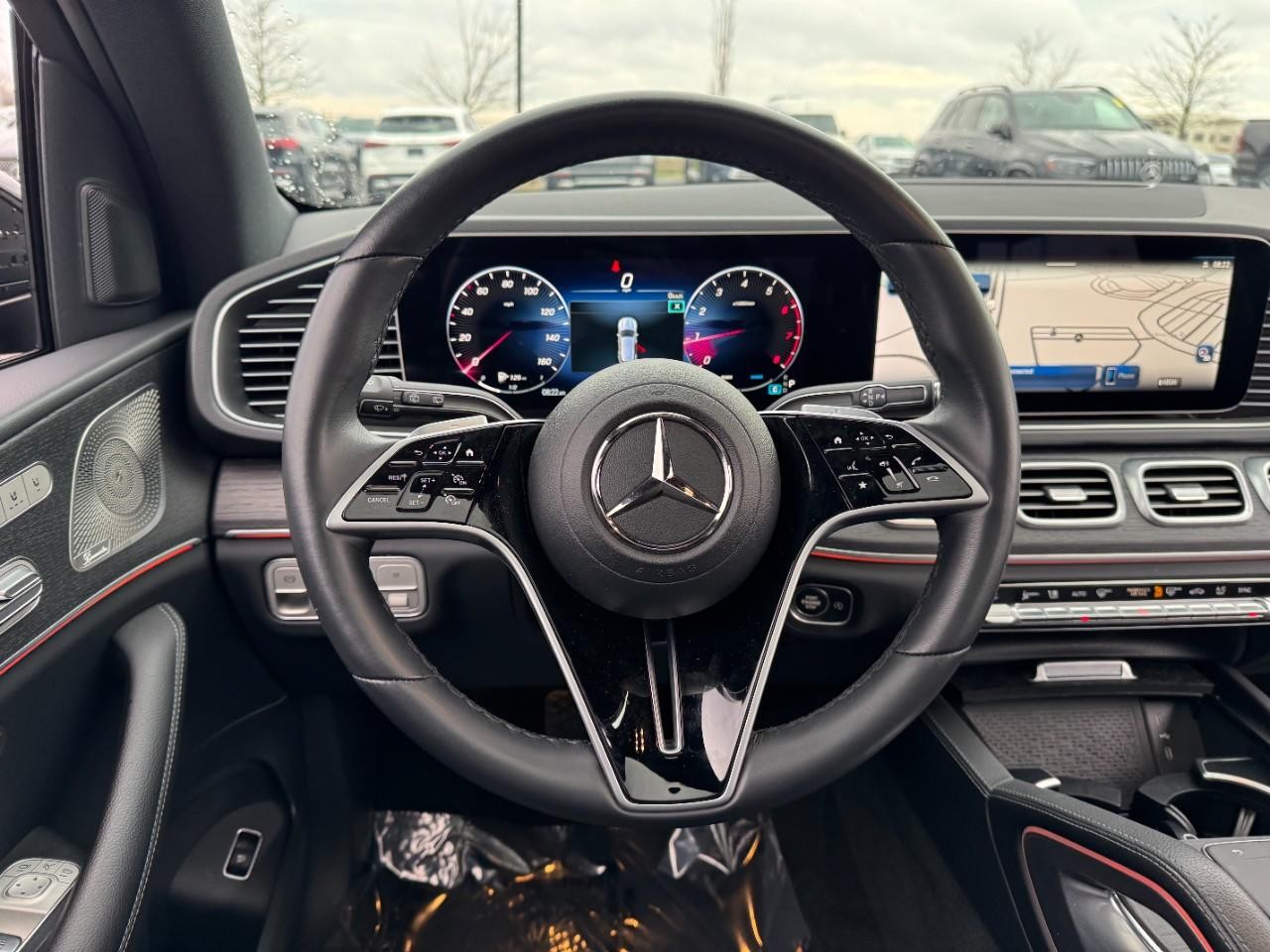 Mercedes-Benz GLE Vehicle Full-screen Gallery Image 13