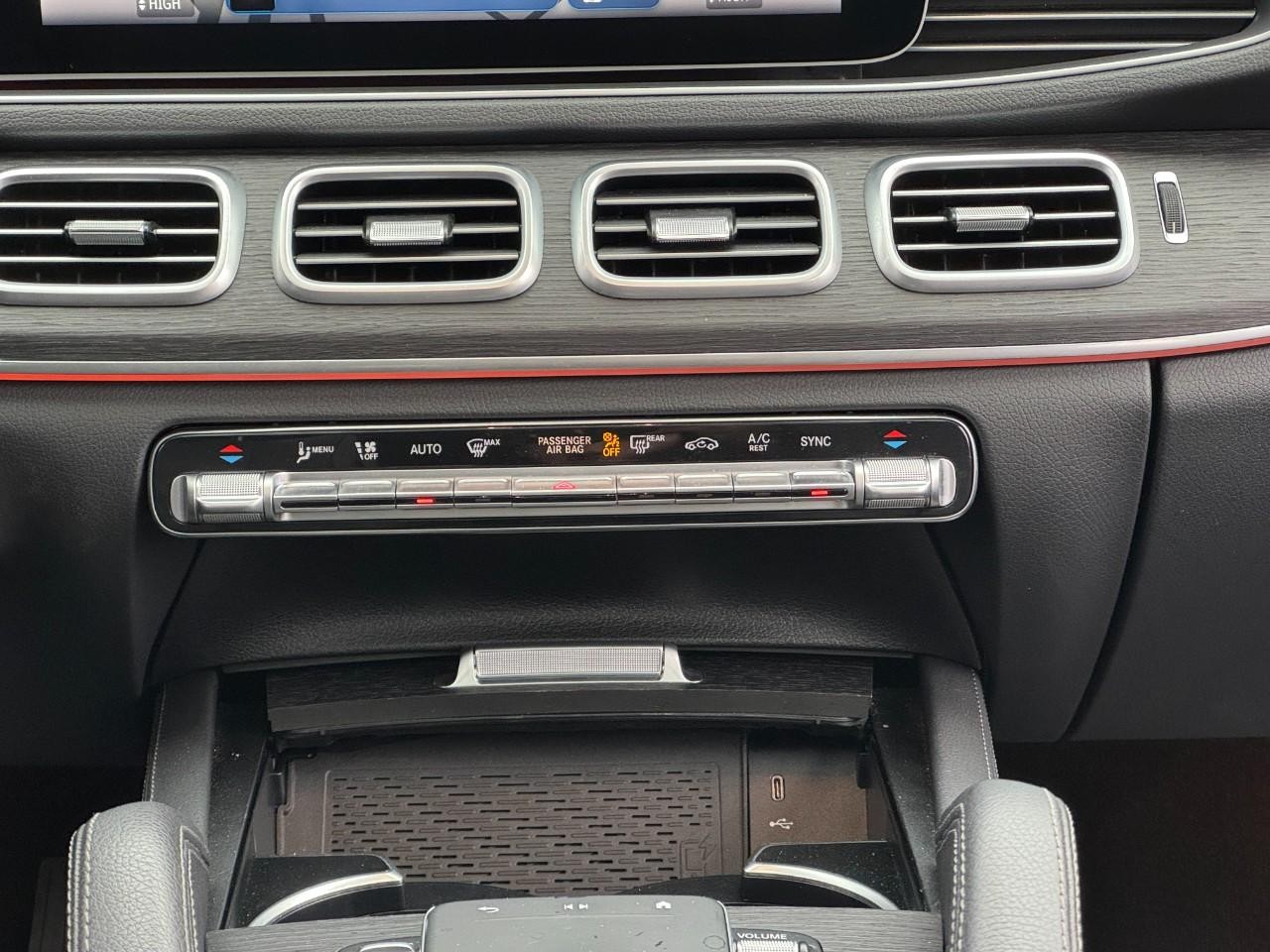 Mercedes-Benz GLE Vehicle Full-screen Gallery Image 15