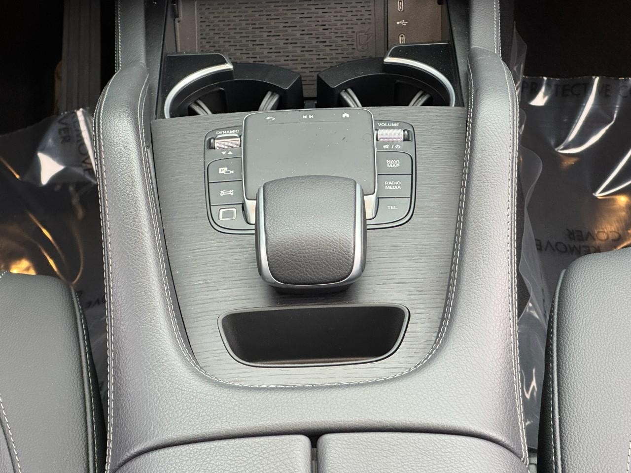 Mercedes-Benz GLE Vehicle Full-screen Gallery Image 16