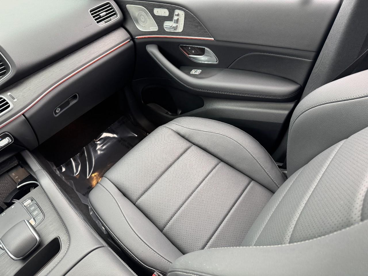 Mercedes-Benz GLE Vehicle Full-screen Gallery Image 17