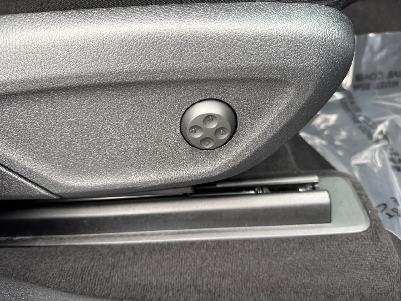 Mercedes-Benz GLE Vehicle Full-screen Gallery Image 20