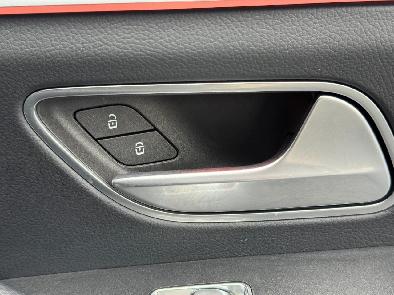 Mercedes-Benz GLE Vehicle Full-screen Gallery Image 22