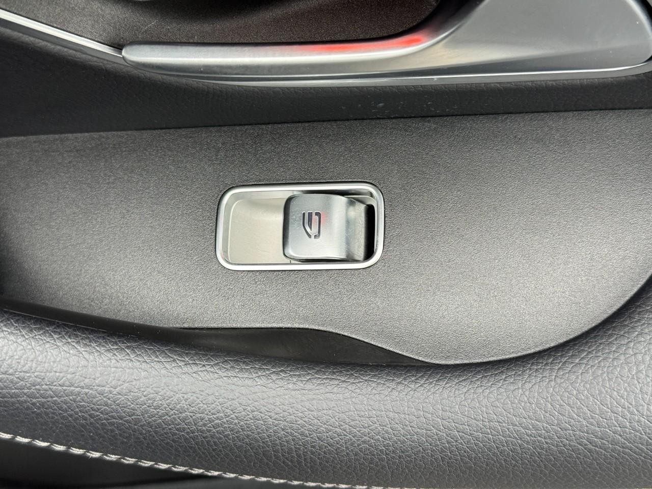 Mercedes-Benz GLE Vehicle Full-screen Gallery Image 23