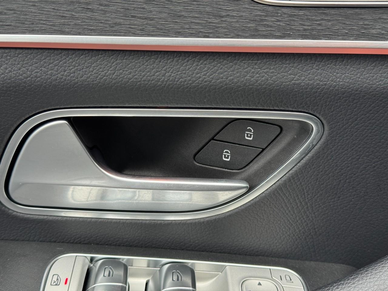 Mercedes-Benz GLE Vehicle Full-screen Gallery Image 26