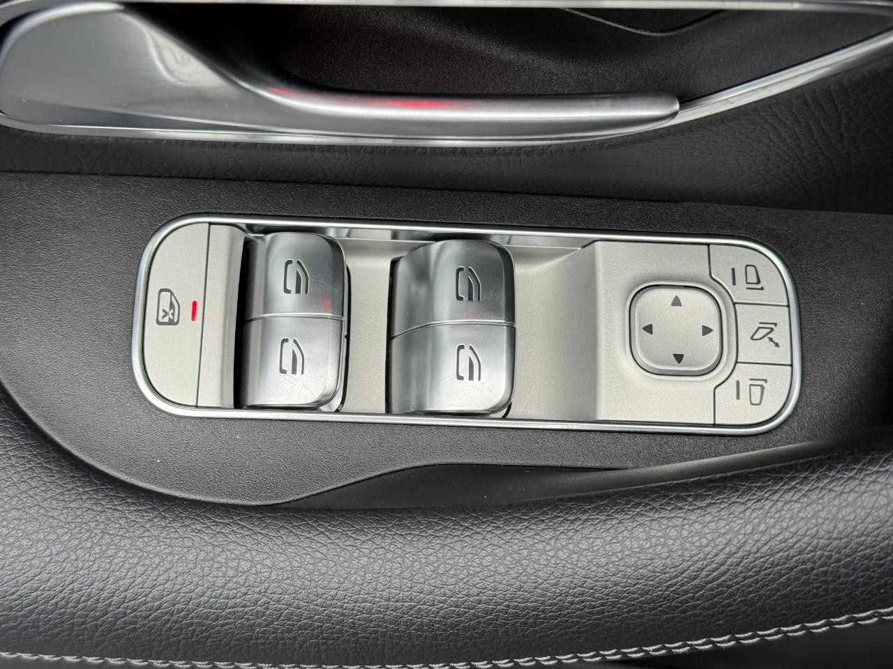 Mercedes-Benz GLE Vehicle Full-screen Gallery Image 27