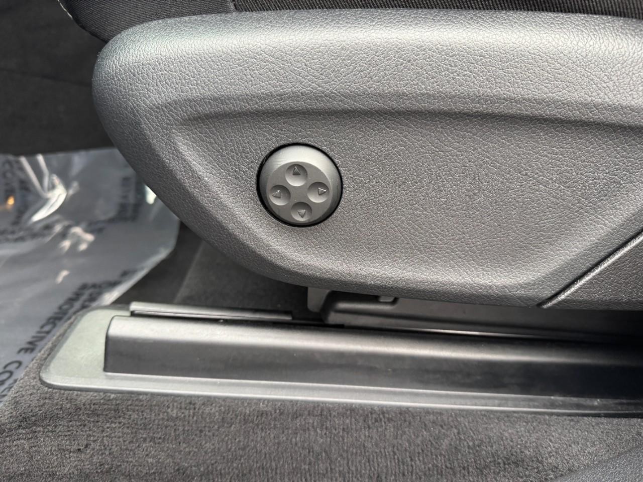 Mercedes-Benz GLE Vehicle Full-screen Gallery Image 31