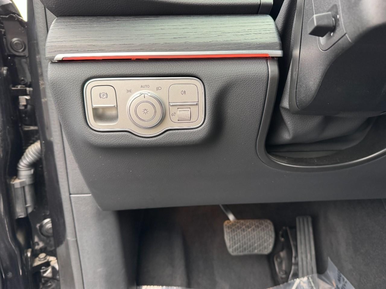 Mercedes-Benz GLE Vehicle Full-screen Gallery Image 32