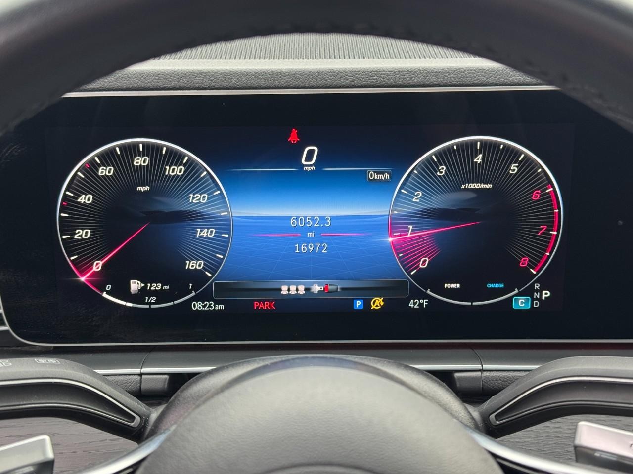 Mercedes-Benz GLE Vehicle Full-screen Gallery Image 35